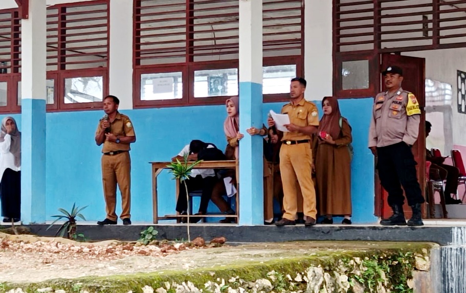 Bhabinkamtibmas Lapandewa Pam Kelulusan Siswa SMAN 1 Lapandewa
