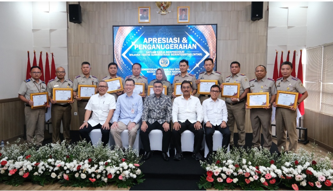Wamen ATR/BPN Anugerahkan WTAB ke 11 Kantor Pertanahan