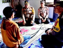 Kapolres Buton Serahkan Paket Sembako Kepada Warga di Kab. Buton