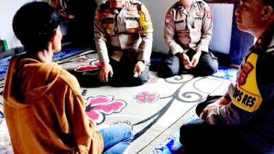 Kapolres Buton Serahkan Paket Sembako Kepada Warga di Kab. Buton