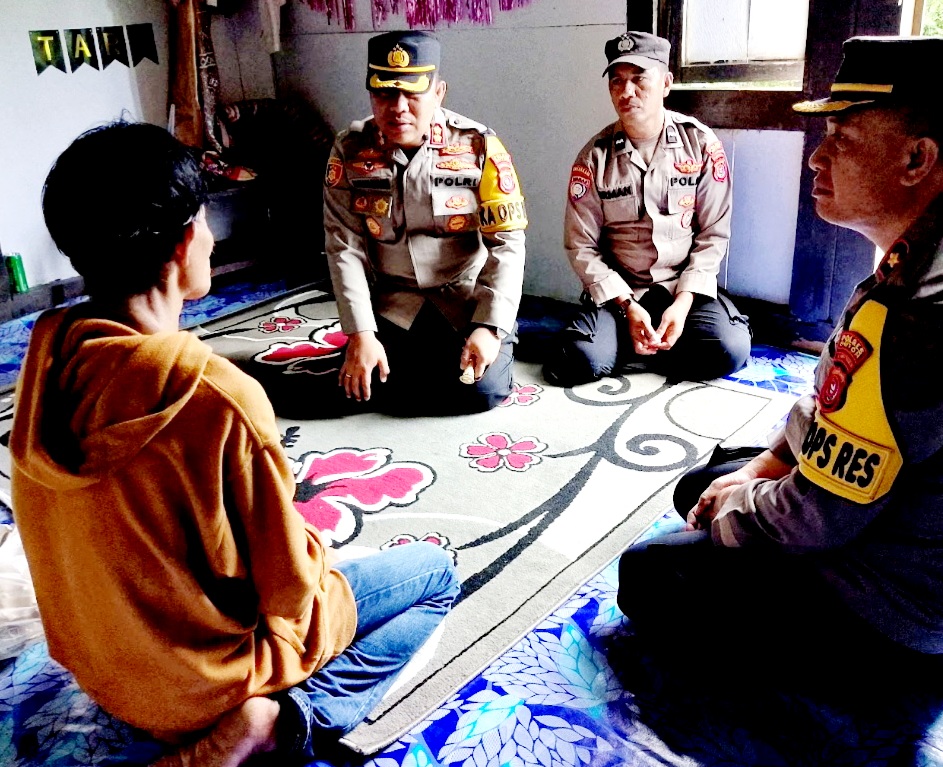 Kapolres Buton Serahkan Paket Sembako Kepada Warga di Kab. Buton