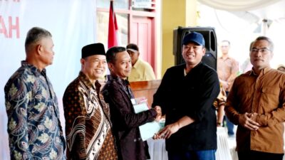 Mentri Nusron Serahkan 811 Sertipikat Konsolidasi Tanah di Parangtritis