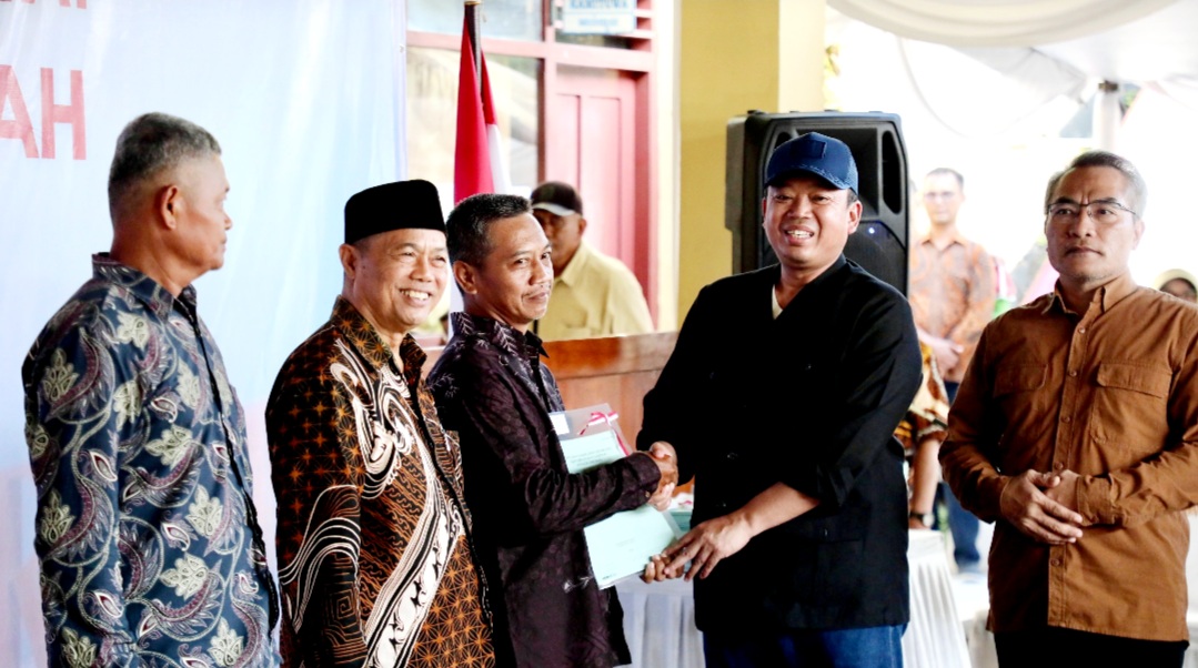 Mentri Nusron Serahkan 811 Sertipikat Konsolidasi Tanah di Parangtritis