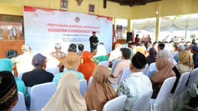 Serahkan Sertipikat Hasil Konsolidasi Tanah Tutupan Jepang, Menteri Nusron "Jaga Sertipikatnya"