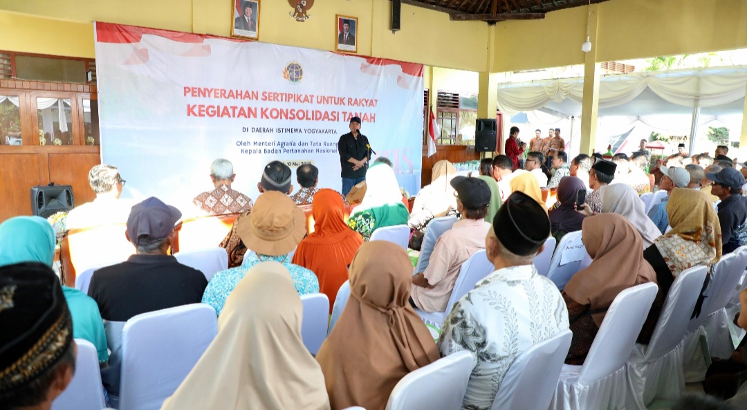 Serahkan Sertipikat Hasil Konsolidasi Tanah Tutupan Jepang, Menteri Nusron "Jaga Sertipikatnya"