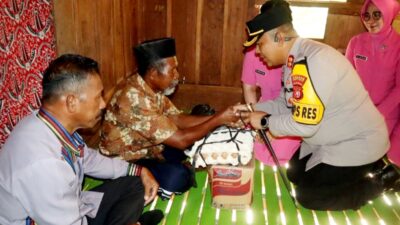 Jalin Silaturahmi Bersama Warga Siompu, Kapolres Buton Serahkan Bantuan Sembako