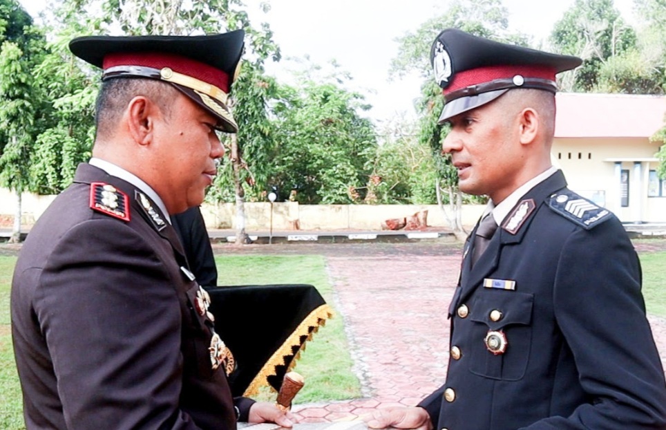Kapolres Buton Berikan Penghargaan Kepada Personel Berprestasi