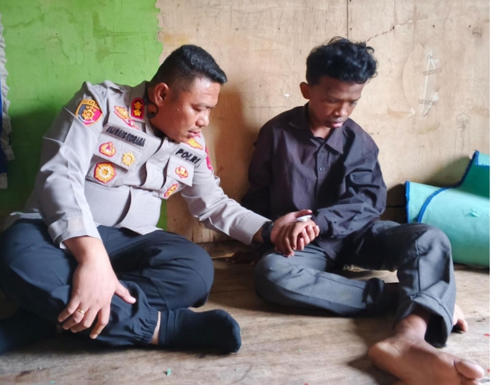 Kunjungi Korban Laka Lantas, Kapolres Buton Beri Motivasi dan Bansos