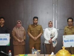 Bupati Buton Serahkan Santunan 𝖩𝖺𝗆𝗂𝗇𝖺𝗇 Kematian kepada Ahli Waris Pegawai Honorer