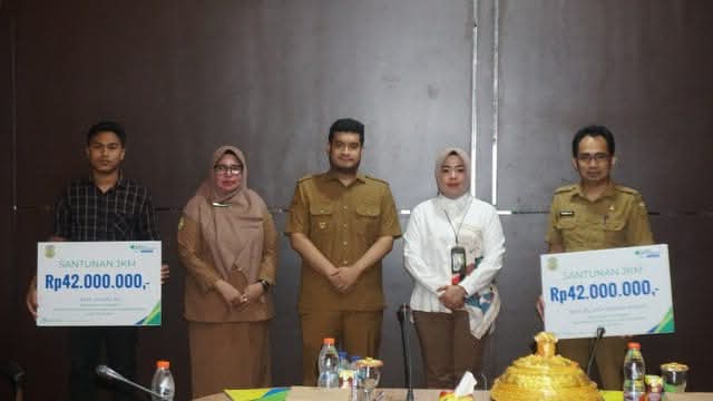 Bupati Buton Serahkan Santunan 𝖩𝖺𝗆𝗂𝗇𝖺𝗇 Kematian kepada Ahli Waris Pegawai Honorer