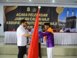 Bupati Buton Lepas CJH Asal Buton
