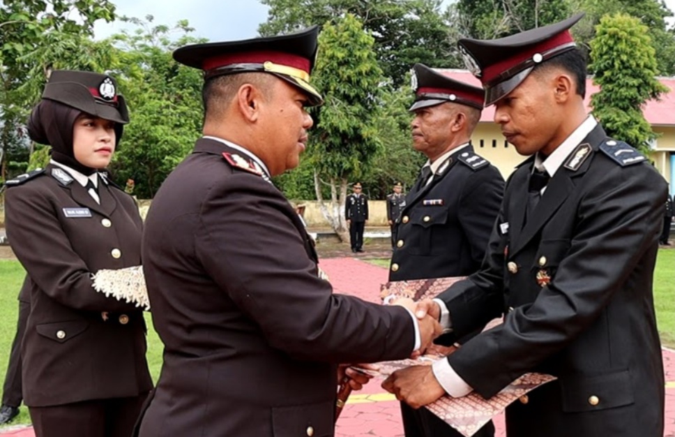 Berprestasi, Dua personal Polres Buton Dapat Penghargaan Berprestasi, Dua personal Polres Buton Dapat Penghargaan