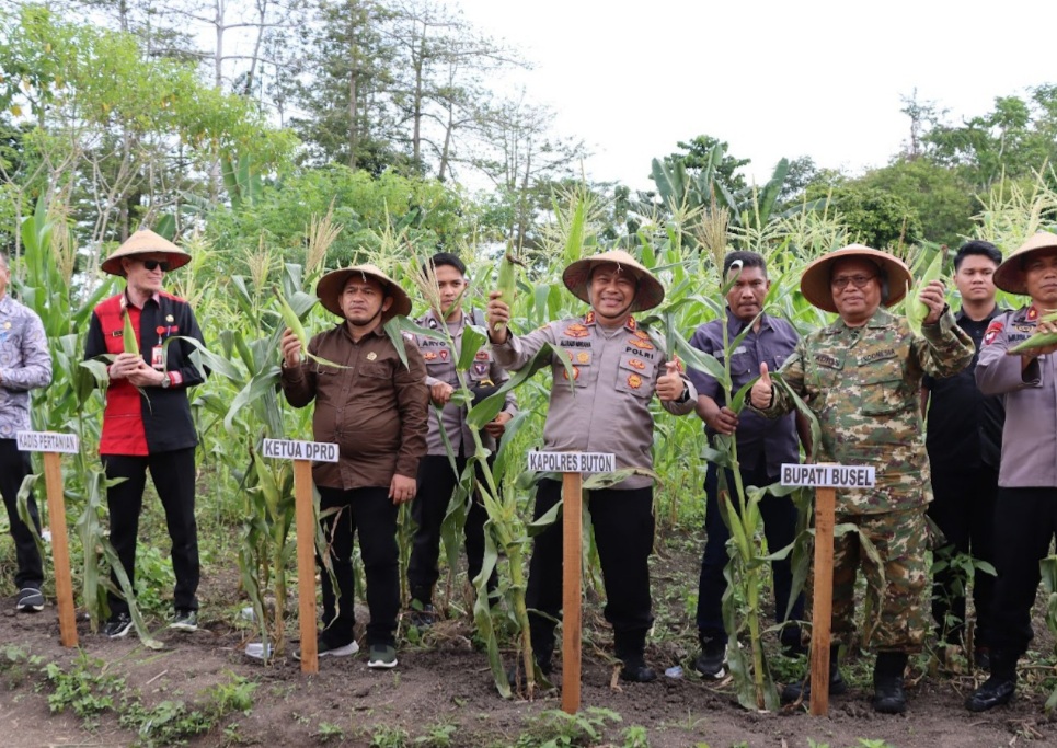 Dukung Astacita Presiden, Kapolres Bersama Bupati Buton Selatan Pimpin Panen Raya Jagung
