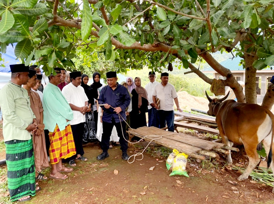 Kapolres Buton Serahkan Hewan Qurban Kepada Ponpes Al Ikhlas