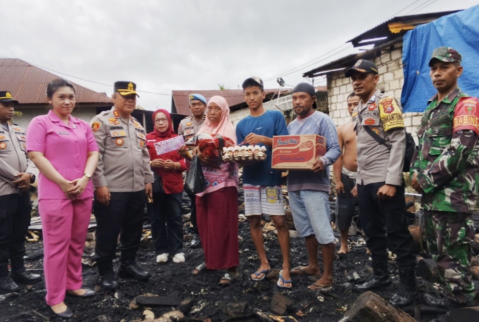 Kapolres Buton Serahkan Bantuan Sosial untuk Korban Kebakaran di Saragi