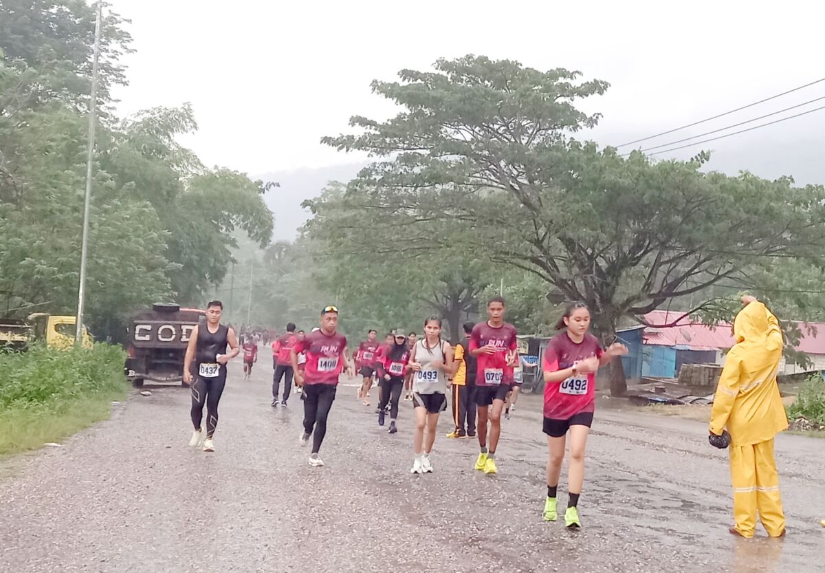 Meski Diguyur Hujan Polres Buton Tetap Semarakkan HUT Bhayangkara ke-79 Meski Diguyur Hujan Polres Buton Tetap Semarakkan HUT Bhayangkara ke-79