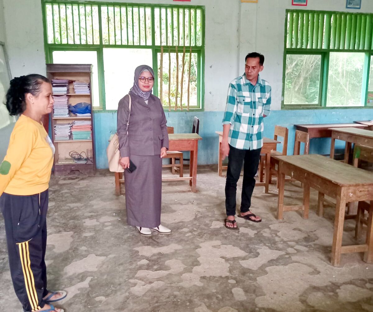 Anggota DPRD Buton Tinjau RKB SDN 23 Buton yang Rusak