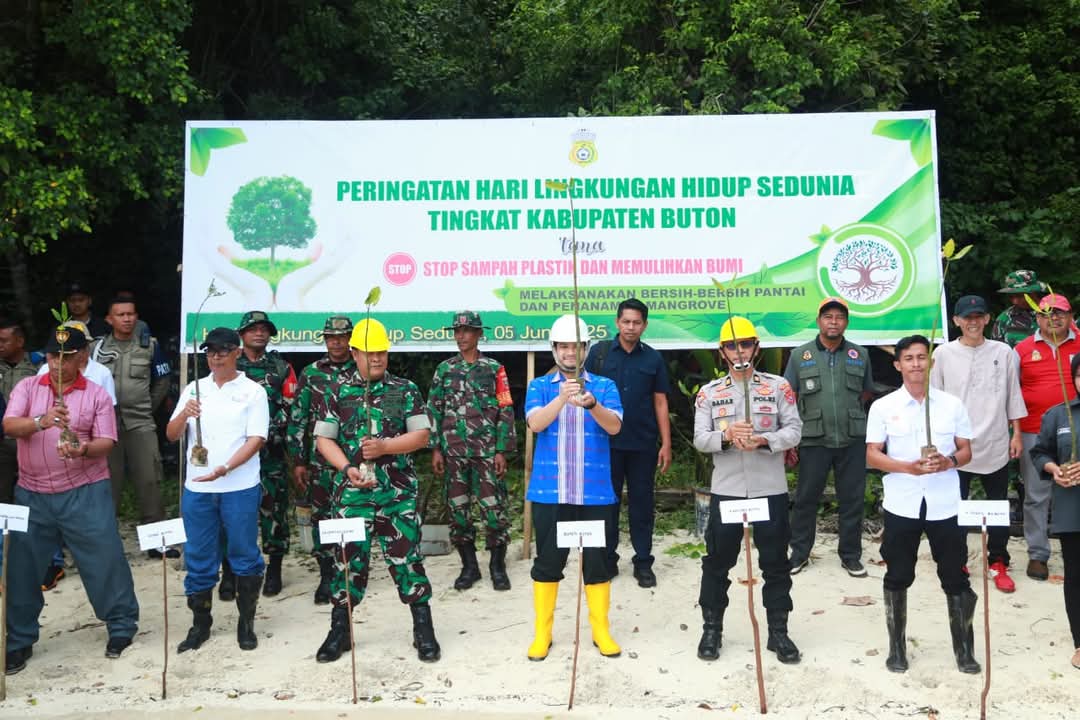 Peringati Hari Lingkungan Hidup Sedunia, Bupati Alvin dan Forkopimda Buton Tanam Mangrove dan Bersih-Bersih Pantai