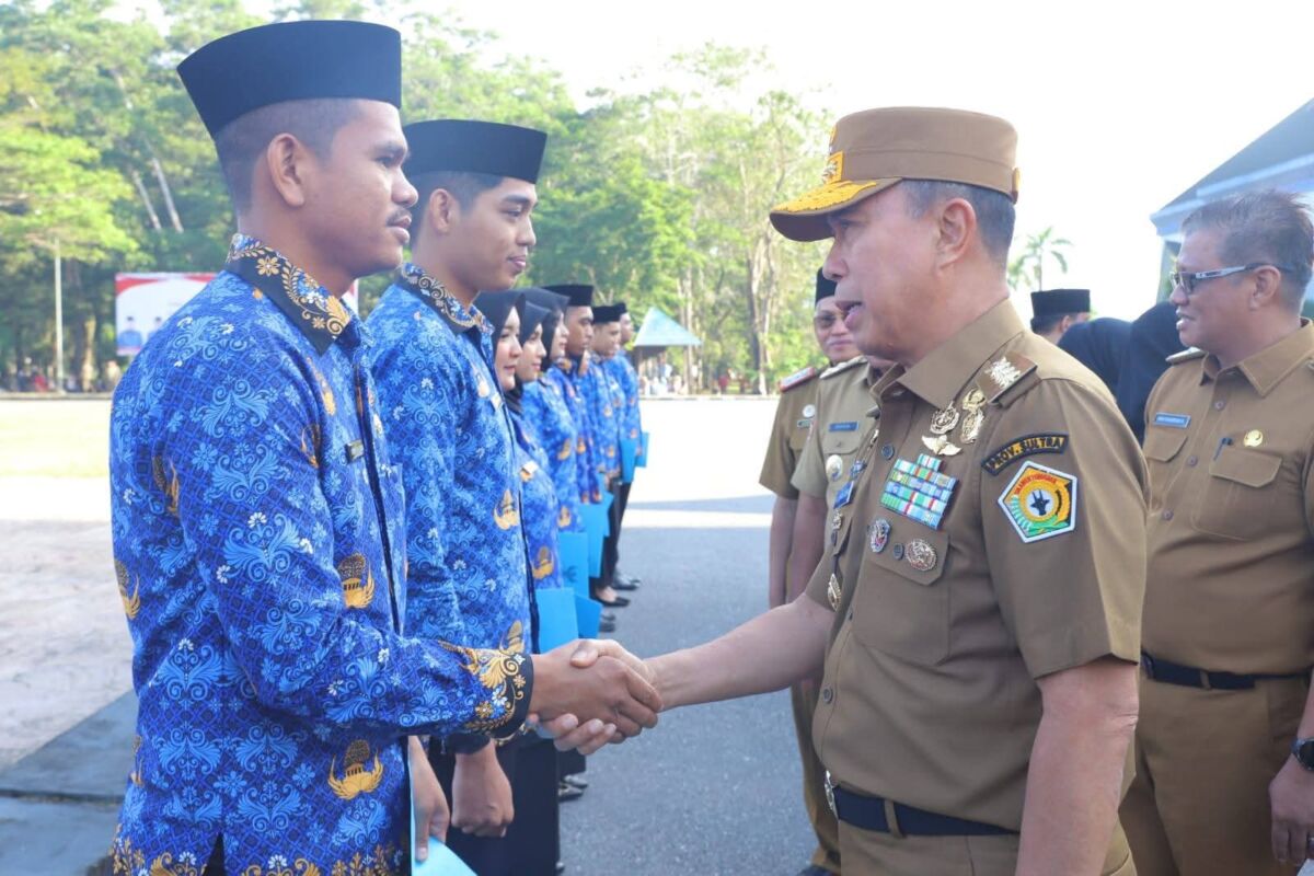 Gubernur Serahkan SK Pengangkatan 3.886 Aparatur Sipil Negara