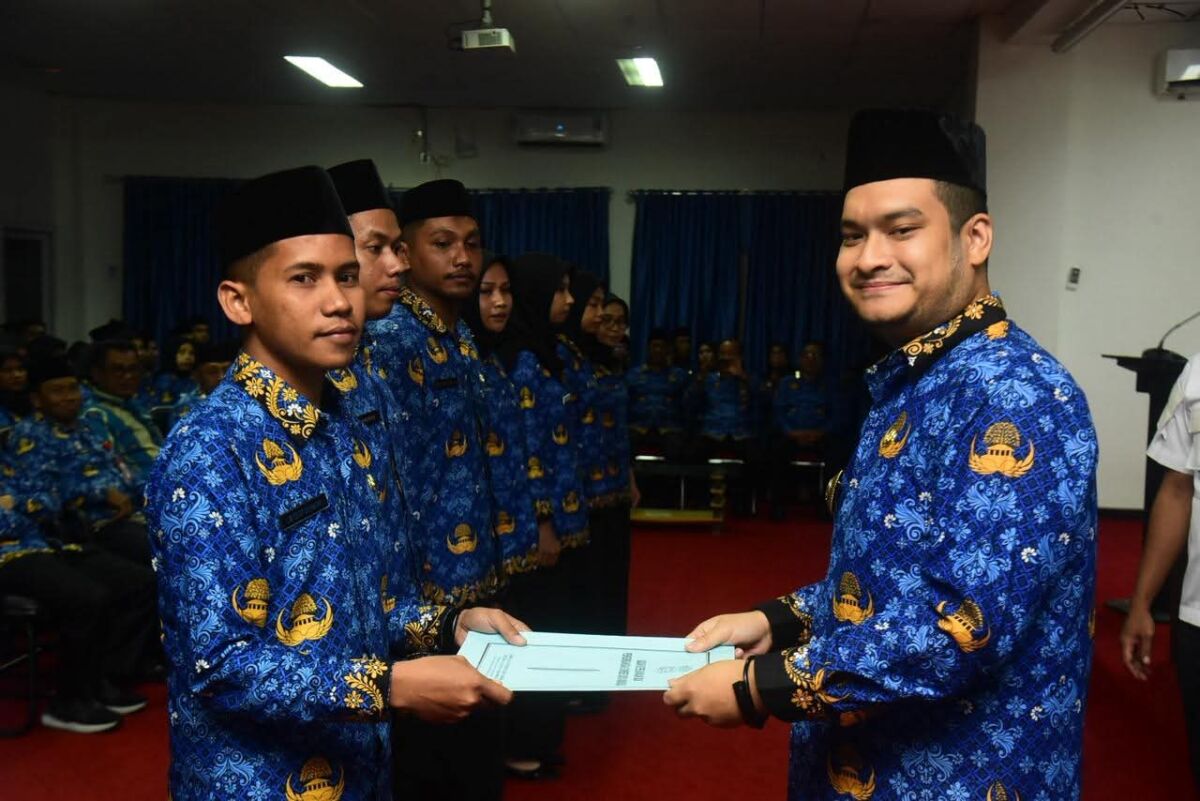 Serahkan SK CPNSD, Bupati: "Aktifitas Perbanyak di Buton"