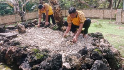 Jelang Hari Bhayangkara ke-79, Polsek Sampolawa Bersihkan Pemakaman Masjid Tua Wawoangi