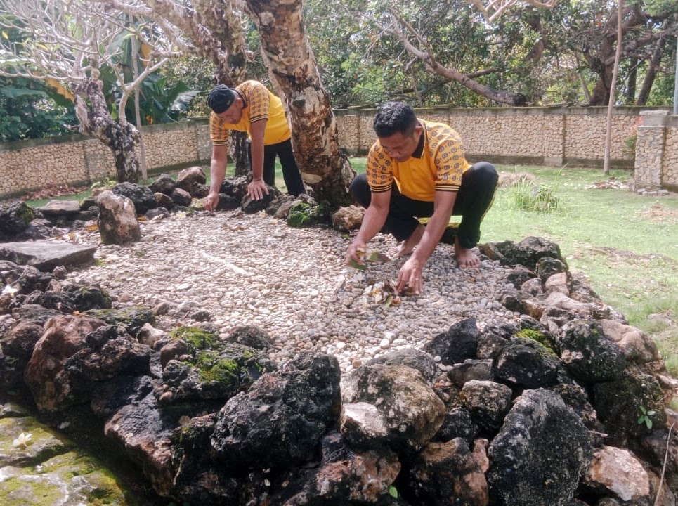 Jelang Hari Bhayangkara ke-79, Polsek Sampolawa Bersihkan Pemakaman Masjid Tua Wawoangi