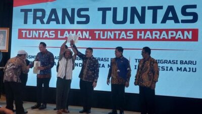 Pemerintah Serahkan 1.120 Sertifikat Tanah buat Transmigran Lokal Sukabumi