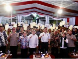 Menko AHY dan Wamen Ossy Serahkan Sertipikat Masyarakat Kabupaten Pacitan