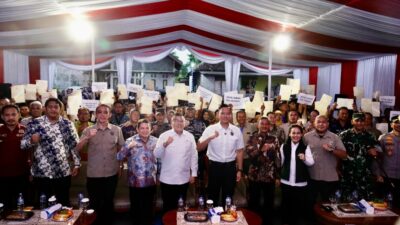 Menko AHY dan Wamen Ossy Serahkan Sertipikat Masyarakat Kabupaten Pacitan