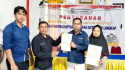 BPN Buton Kembali Serahkan Ratusan Sertipikat ke Warga Nambo dan Lawele