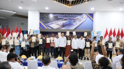 Wamen Ossy dan AHY Serahkan 160 Sertipikat Tanah kepada Pemda dan Masyarakat Sulteng