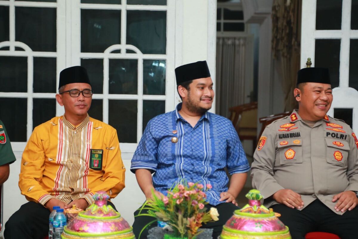 Bupati Buton Sambut Kedatangan Jamaah Haji Kloter 39 Bupati Buton Sambut Kedatangan Jamaah Haji Kloter 39