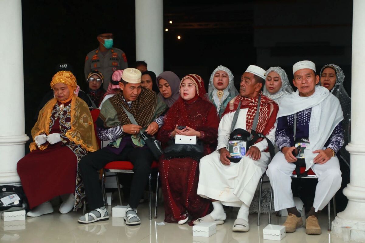 Bupati Buton Sambut Kedatangan Jamaah Haji Kloter 39