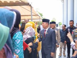 Warga Ikut Jumat Berkah Bersama Gubernur Sultra