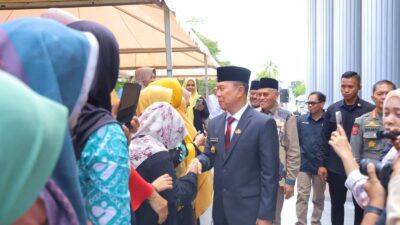 Warga Ikut Jumat Berkah Bersama Gubernur Sultra