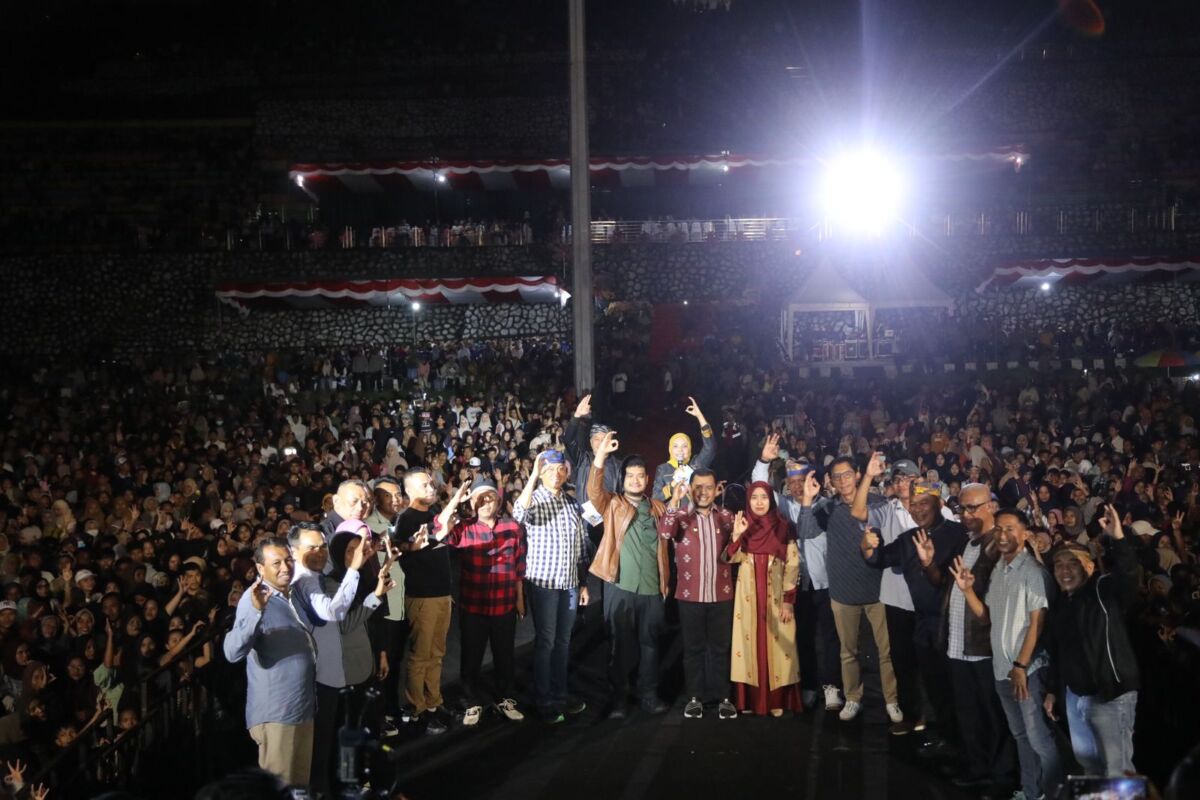 Ribuan Warga Hadiri Malam Hiburan Rakyat HUT Kab.Buton Ke - 66