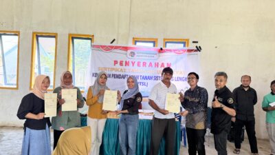 BPN Buton Serahkan Ratusan Sertifikat Tanah di Desa Kamaru dan Suandala