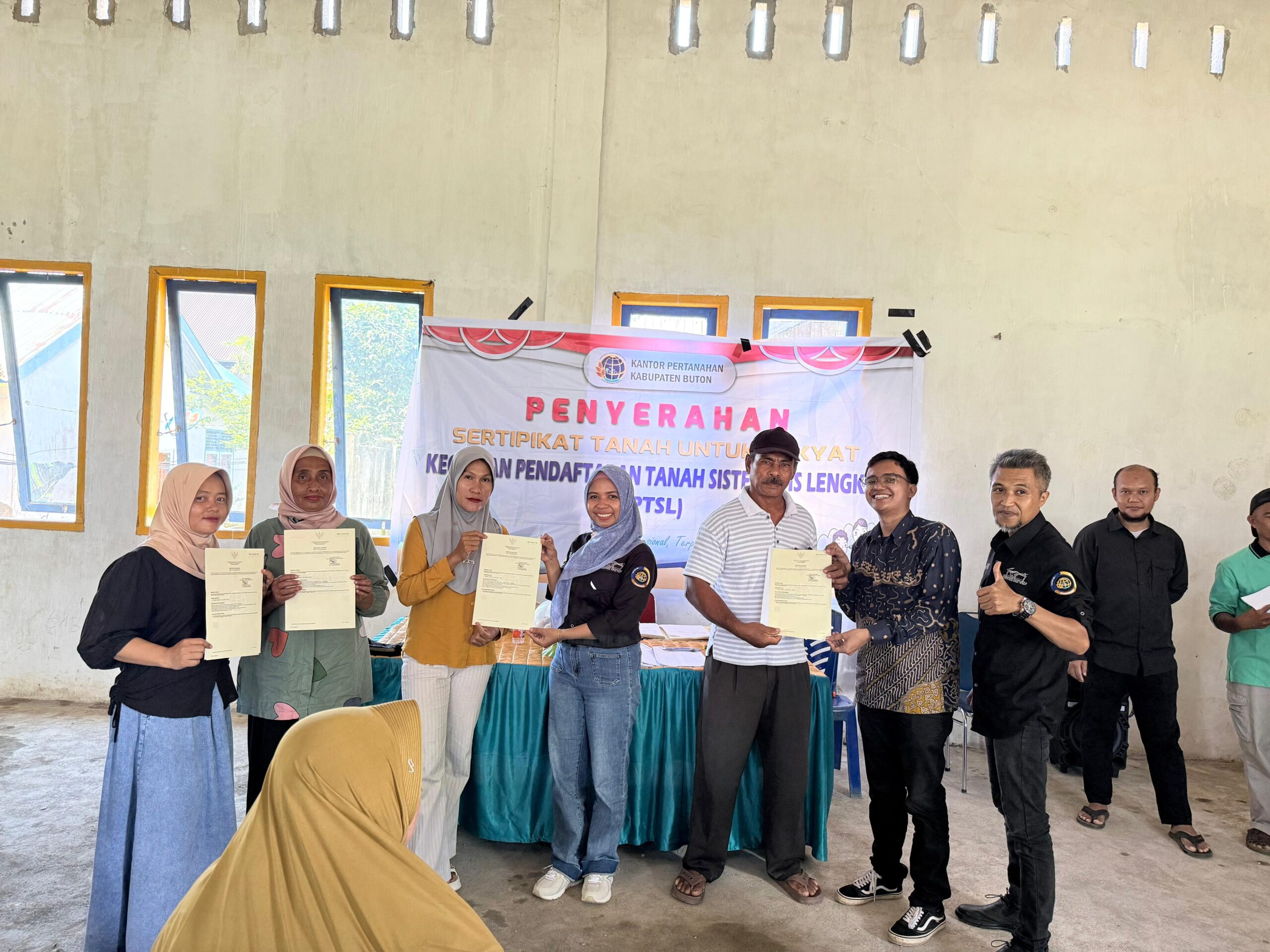 BPN Buton Serahkan Ratusan Sertifikat Tanah di Desa Kamaru dan Suandala