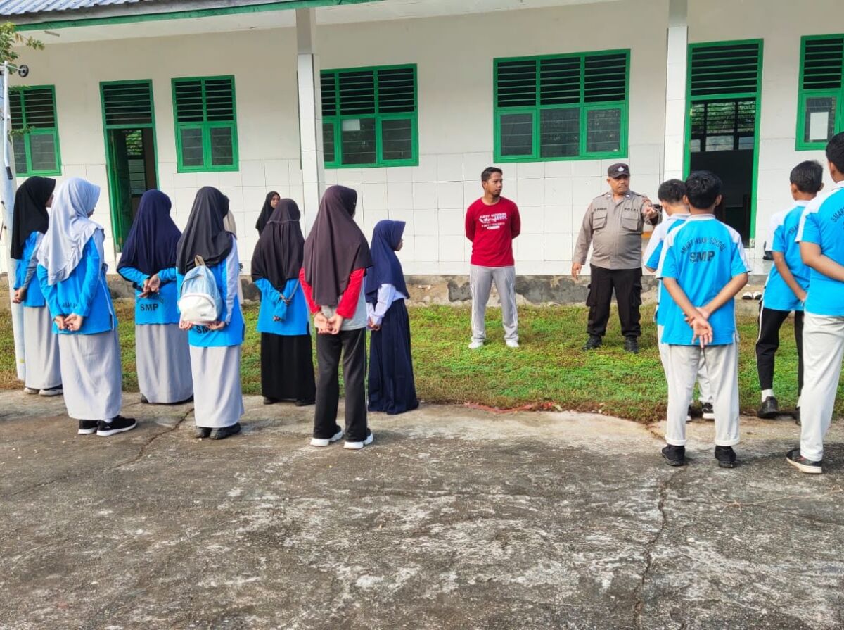 Satbinmas Polres Buton Gelar Police Goes to School di SMP Smart Insani