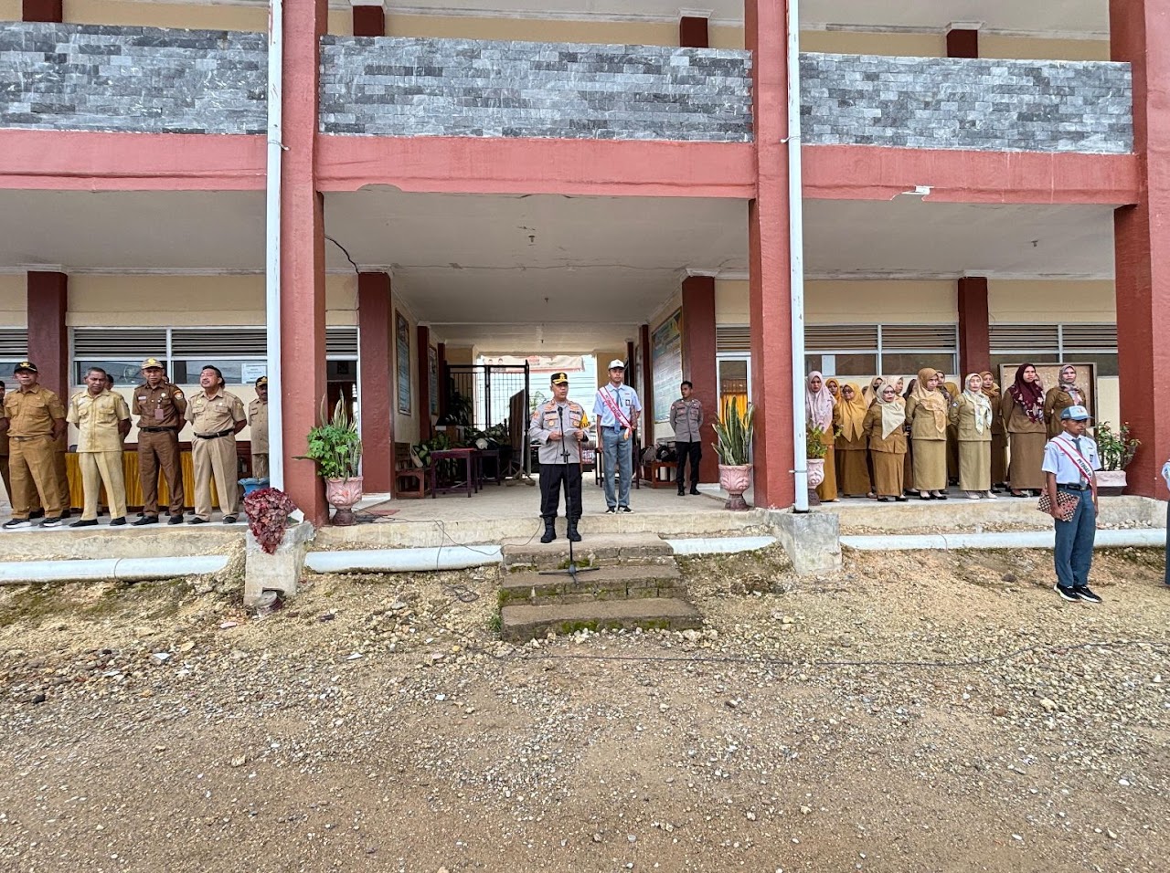 Pimpin Upacara di SMA N 1 Pasarwajo, Kapolres Imbau Siswa Jahui Narkoba
