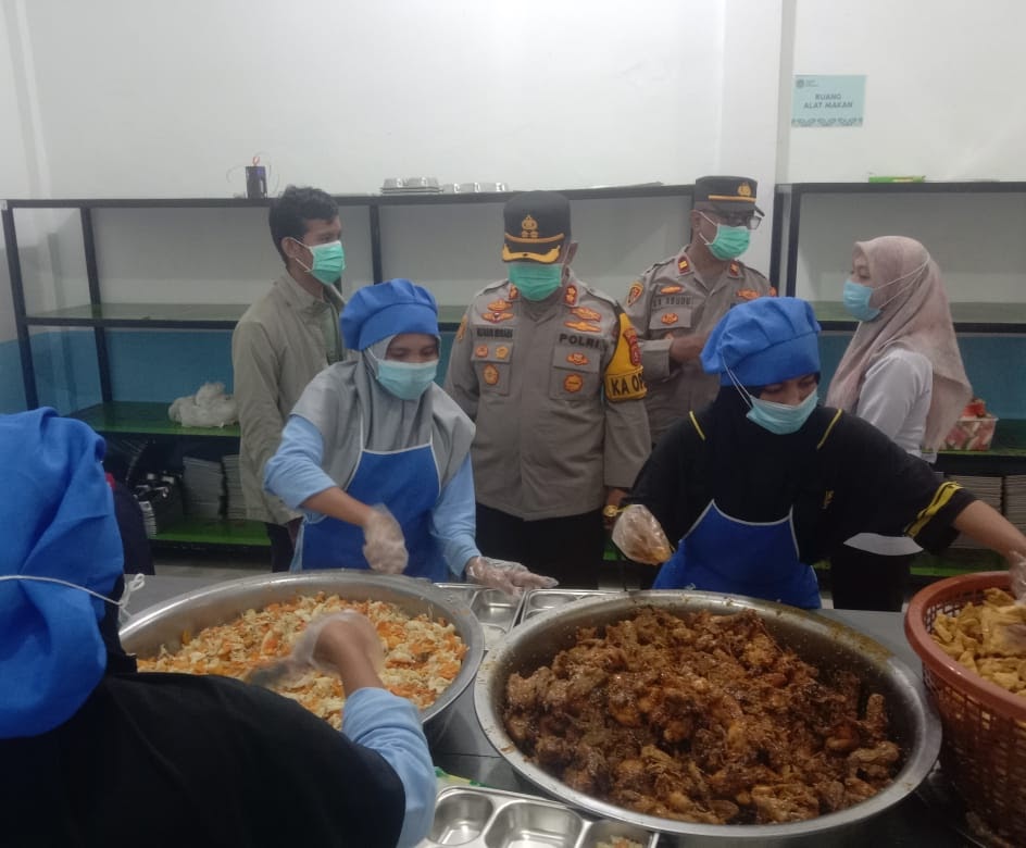 Kapolres Buton Pantau Distribusi Makanan Bergizi Gratis