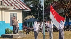Jadi Pembina Upacara, Bhabinkamtibmas Polsek Ambuau Indah Titip Pesan Kamtibmas