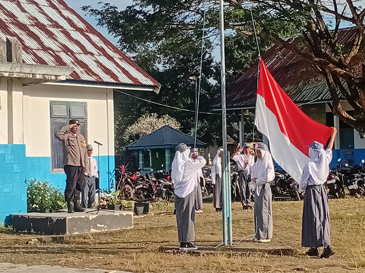 Jadi Pembina Upacara, Bhabinkamtibmas Polsek Ambuau Indah Titip Pesan Kamtibmas