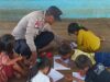 Tak Kenal Lelah, Aiptu Mardiyanto PM Ajar Baca dan Tulis pada Anak-Anak Kampung Bajo