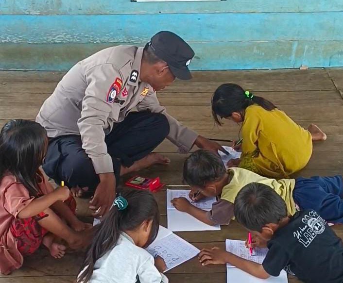 Tak Kenal Lelah, Aiptu Mardiyanto PM Ajar Baca dan Tulis pada Anak-Anak Kampung Bajo
