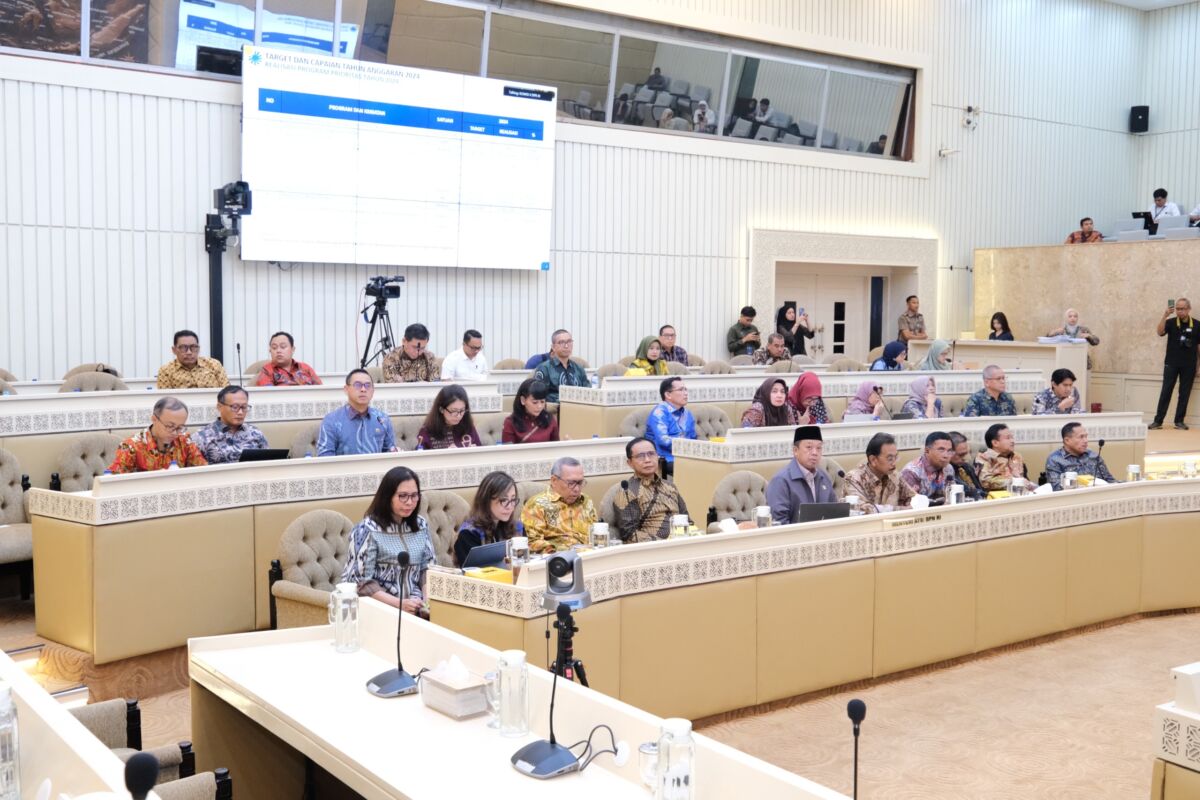 Mentri Nusron Raker dengan Komisi II DPR RI