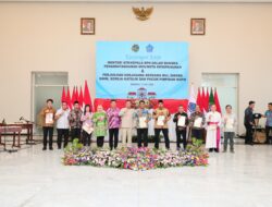 Menteri Nusron Serahkan Sertifikat kepada Pemda di Sulut