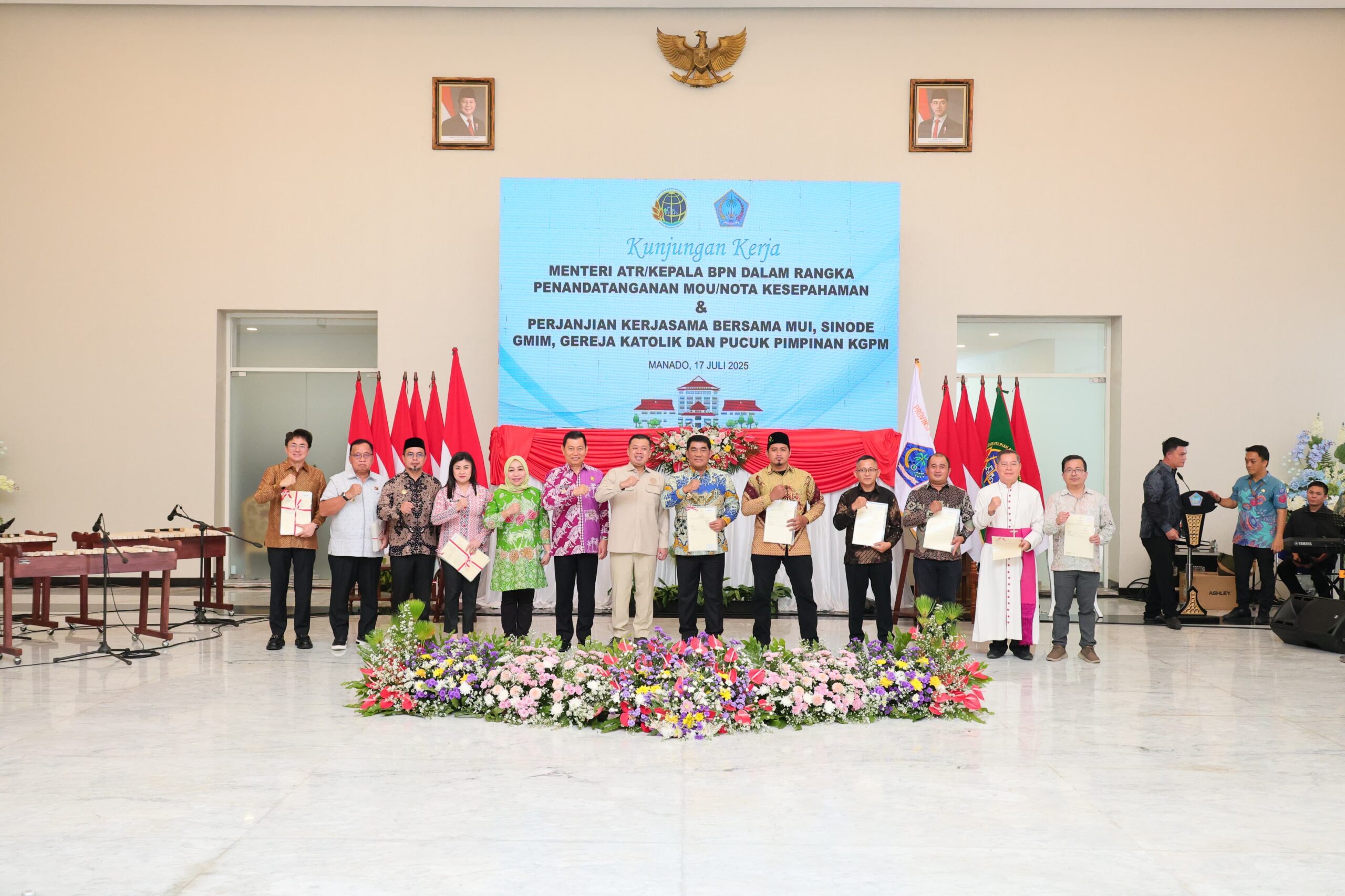 Menteri Nusron Serahkan Sertifikat kepada Pemda di Sulut