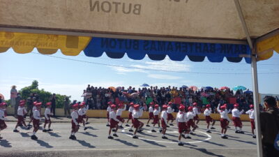 Warga Padati Jalan Utama Pasarwajo Agar bisa Lihat Gerak Jalan Indah