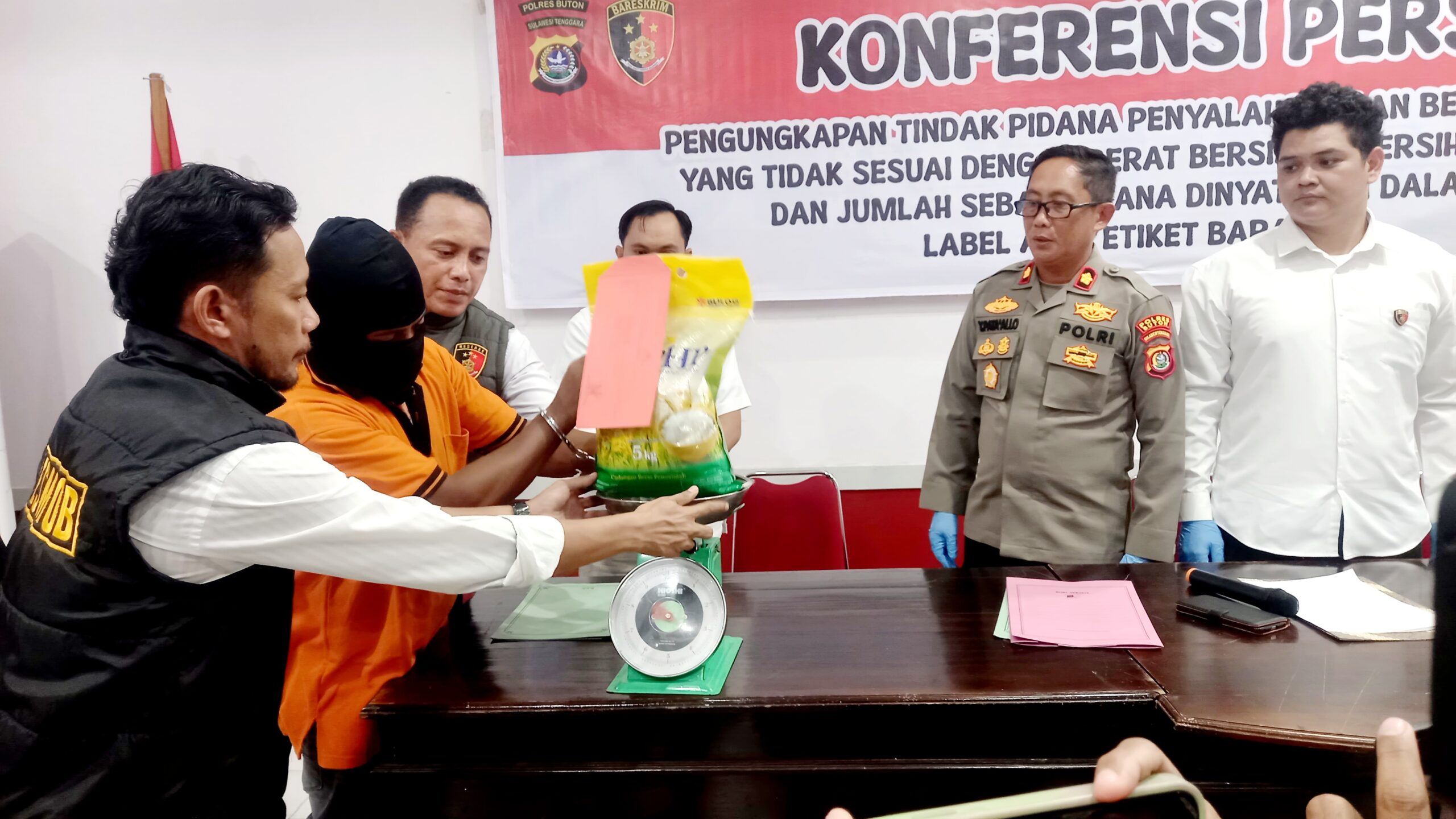 Polisi Ungkap Pelaku Penyalur Beras Oplosan di Buton